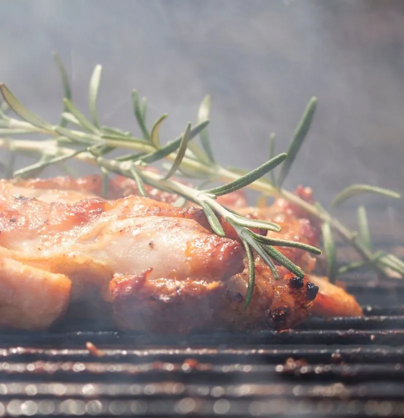 carne a la brasa con romero